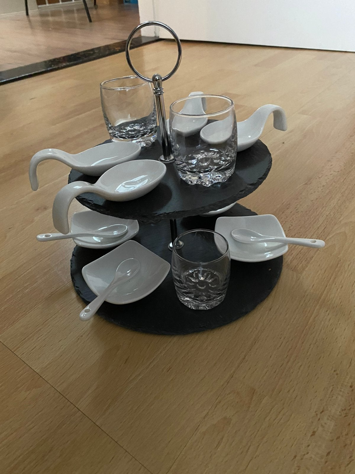 Mooie donkergrijze etagere met toebehoren, Huis en Inrichting, Ophalen of Verzenden, Zo goed als nieuw, Etagère, Steen/keramiek