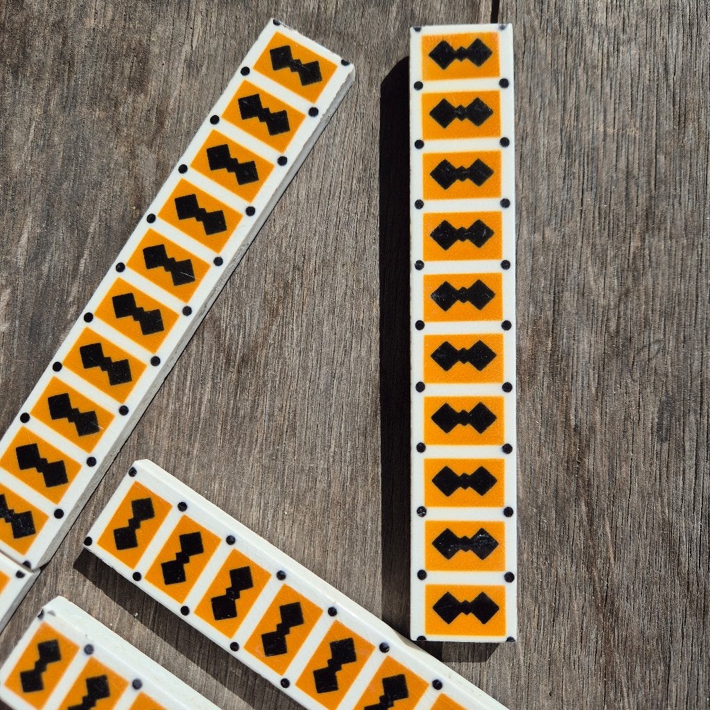 40 antieke tegelrandjes / biesjes oranje zwart wit 15x2,5cm, Antiek en Kunst, Antiek | Wandborden en Tegels, Ophalen of Verzenden