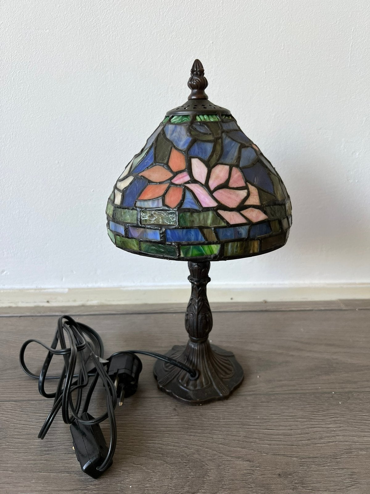 Tiffany stijl lamp, Huis en Inrichting, Lampen | Tafellampen, Ophalen of Verzenden, Tiffany, Minder dan 50 cm, Glas
