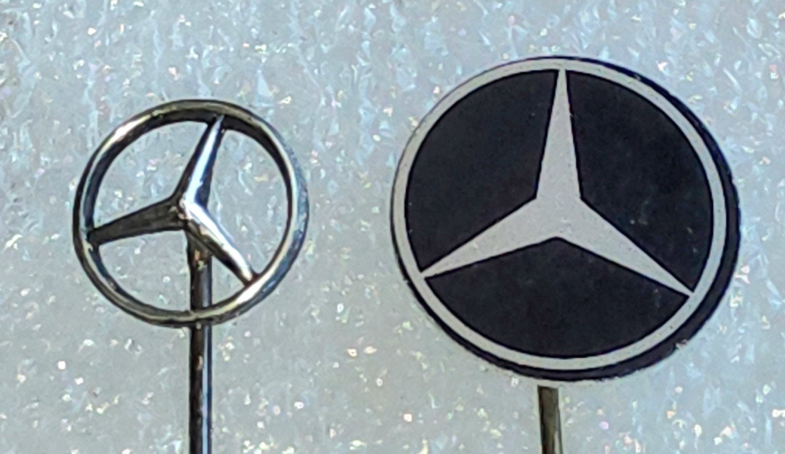 2 Mercedes-Benz Speldjes - Vintage Collectie, Ophalen of Verzenden, Gebruikt, Merk, Speldje of Pin