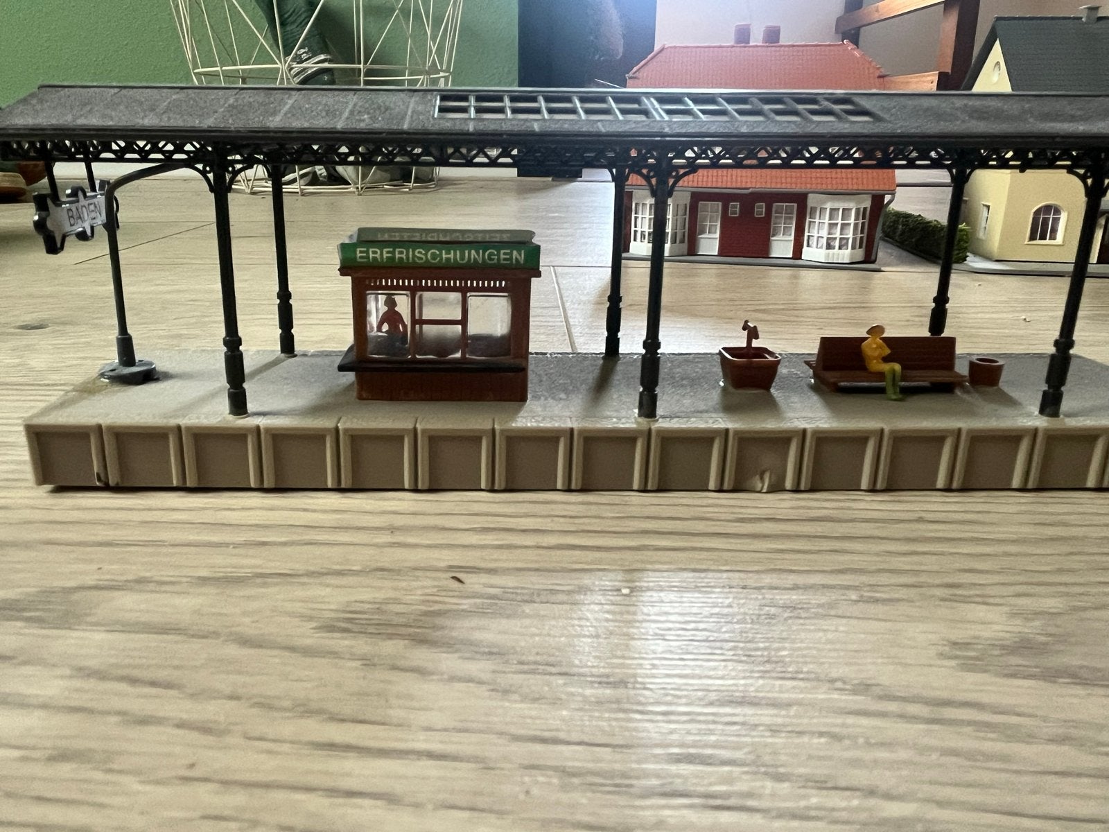 H0 Station met 'Erfrischungen' en figuren, Gebruikt, Gelijkstroom of Wisselstroom, Brug, Tunnel of Gebouw, Ophalen