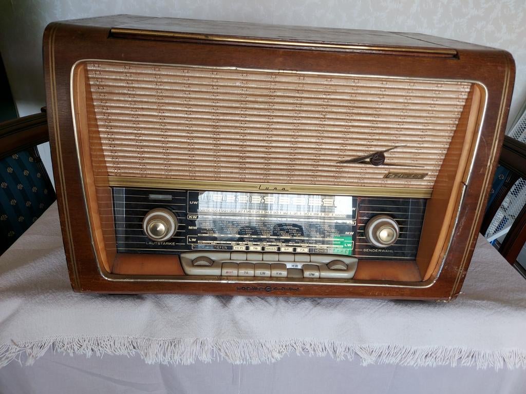 Vintage Loewe Opta radio, Ophalen