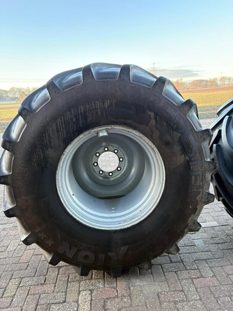 Te koop: 2x Vredestein Traxion XXL 800/65R32 met velg, Zakelijke goederen, Ophalen