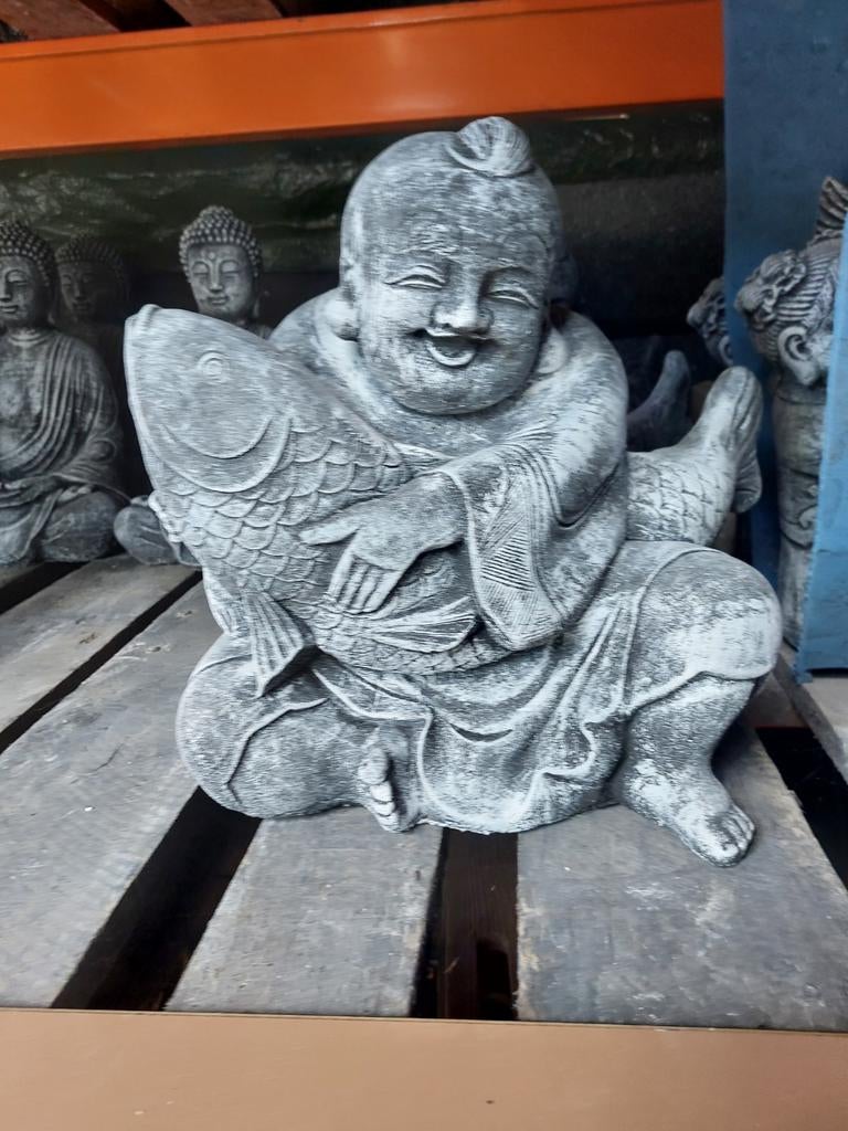 Lachende Boeddha met Koi Karper Tuinbeeld, Tuin en Terras, Tuinbeelden, Ophalen of Verzenden, Zo goed als nieuw, Beton, Boeddhabeeld