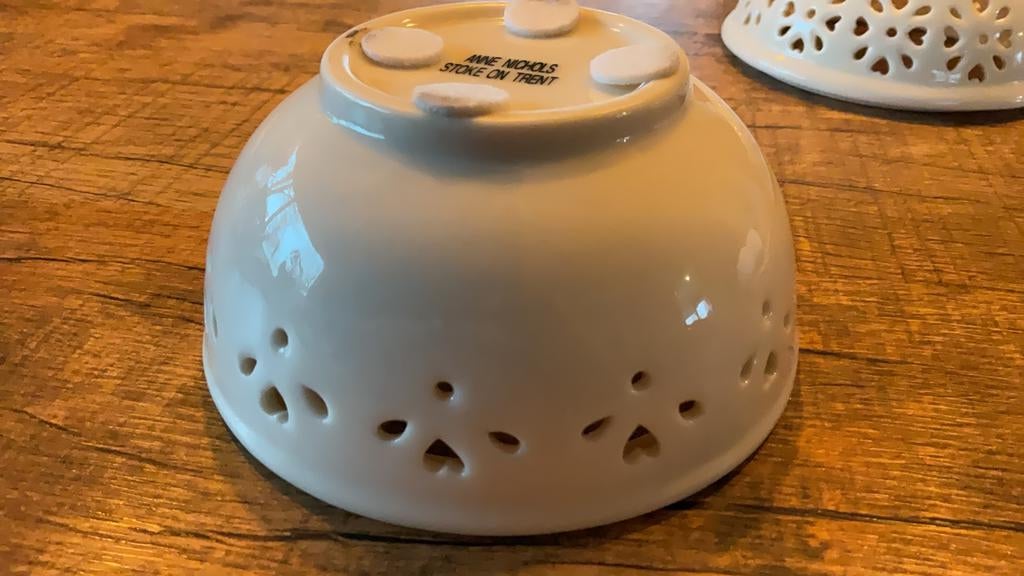 Anne nichols bonboniere creme, Huis en Inrichting, Woonaccessoires | Kandelaars en Kaarsen, Zo goed als nieuw, Minder dan 25 cm