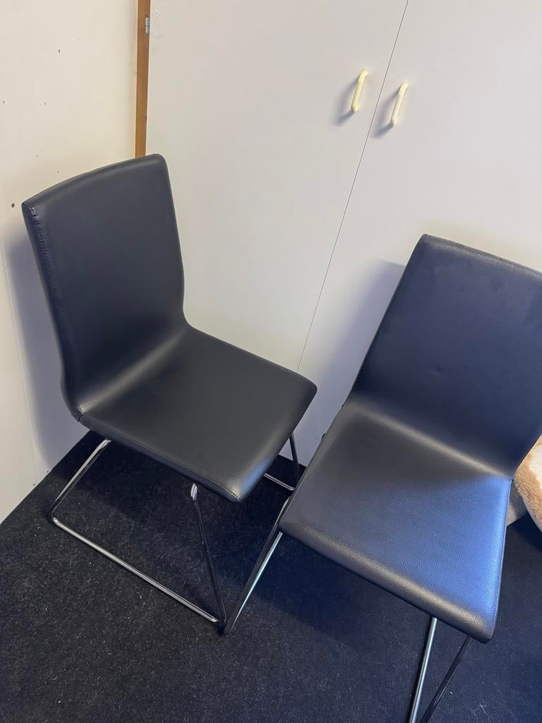 Twee zwarte IKEA Volfgang stoelen, Ophalen, Kunststof, Gebruikt, Twee