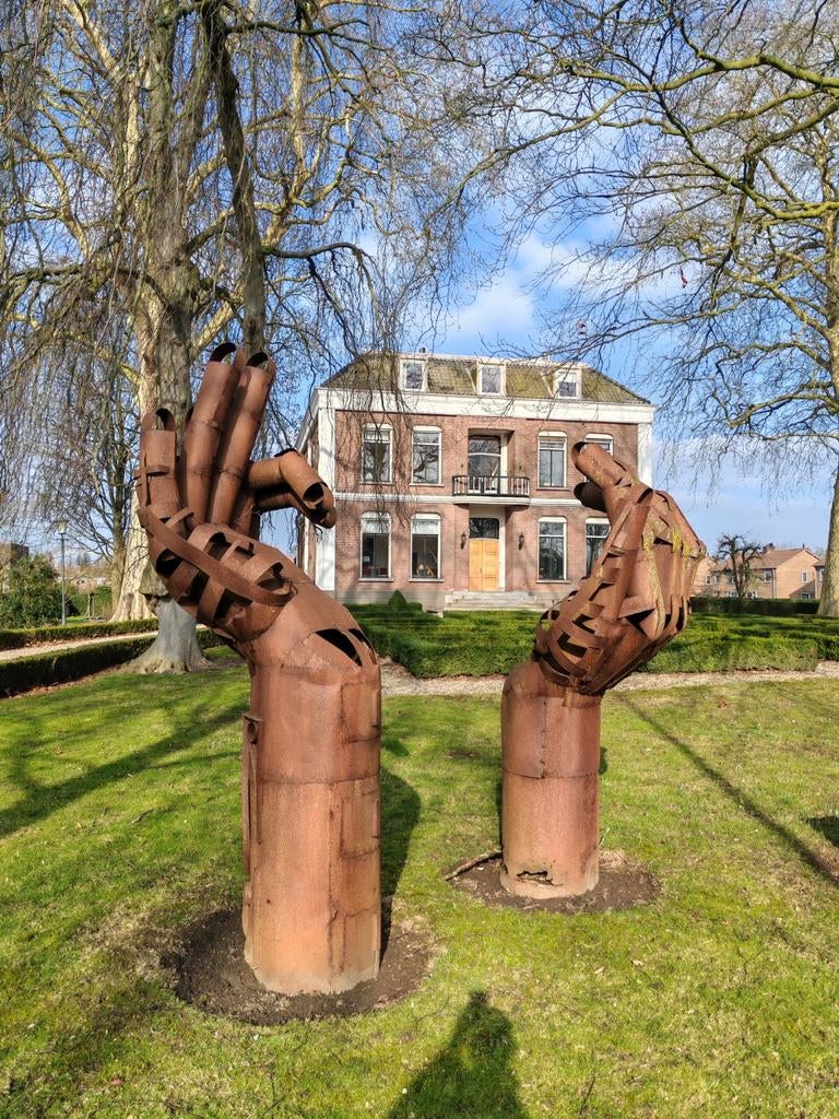 Cortenstalen Handen Kunstwerk, Ophalen