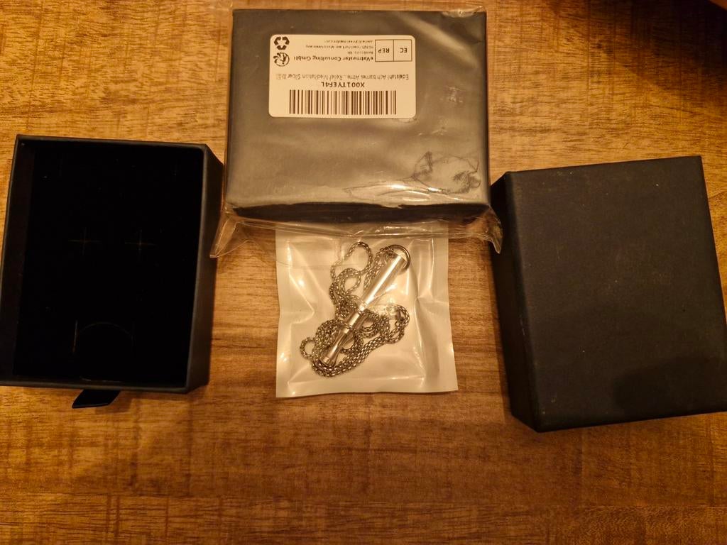 2 edelstalen hondenfluitjes in mooie giftdoos, Ophalen of Verzenden, Nieuw, Overige kleuren