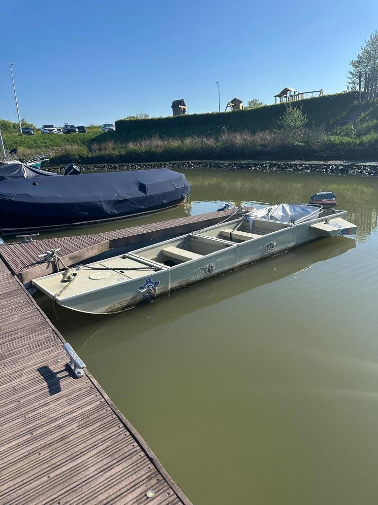 Visboot muliti functionele bootje met 10PK 2takt motor