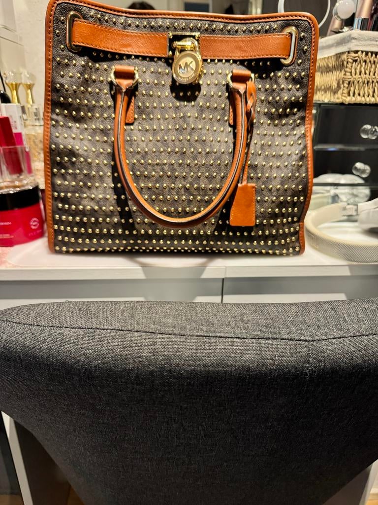 Michael Kors Handtas met studs, Ophalen of Verzenden, Zo goed als nieuw, Bruin, Handtas