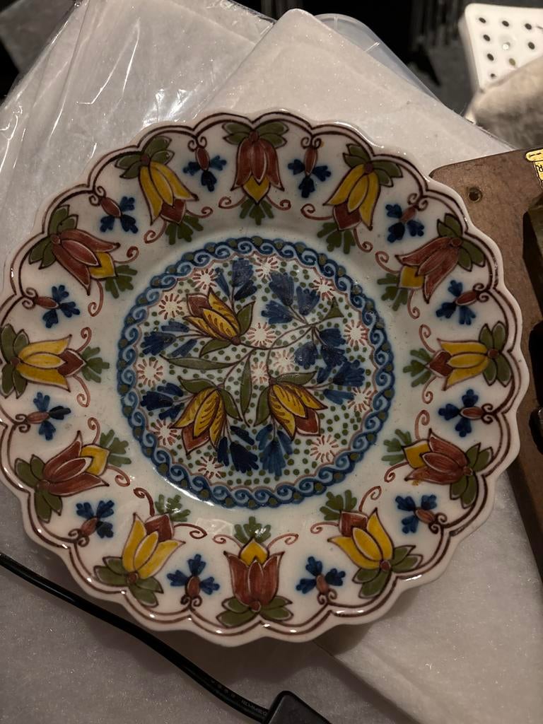 Makkum aardewerk bord met bloemmotief, Ophalen of Verzenden