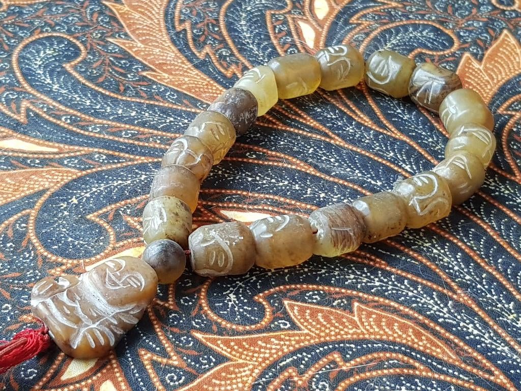 Antieke Oosterse gebedsketting van jade kralen en Boeddha.