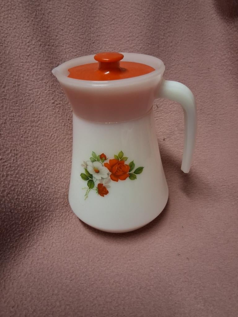 Vintage Melkkan met rood Deksel    arcopal, Ophalen, Gebruikt