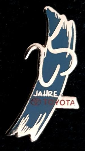 Toyota 25 Jahre pin, Verzamelen, Speldjes, Pins en Buttons, Verzenden, Nieuw, Transport, Speldje of Pin