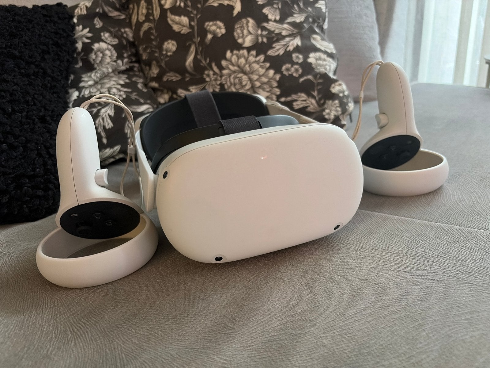 Meta Quest 2 VR-bril met controllers + elite strap, Spelcomputers en Games, Virtual Reality, Ophalen, Zo goed als nieuw, VR-bril