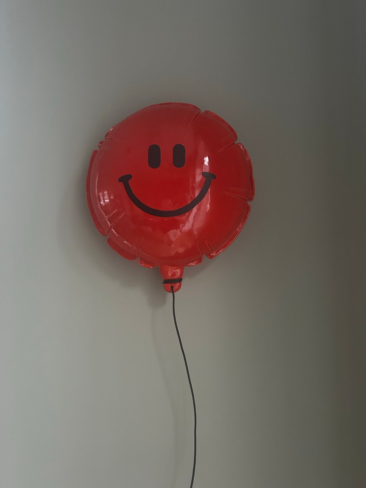 Smiley ballon van keramiek in lava rood, 40 cm, Antiek en Kunst, Ophalen, Object, Rood, Steen/keramiek