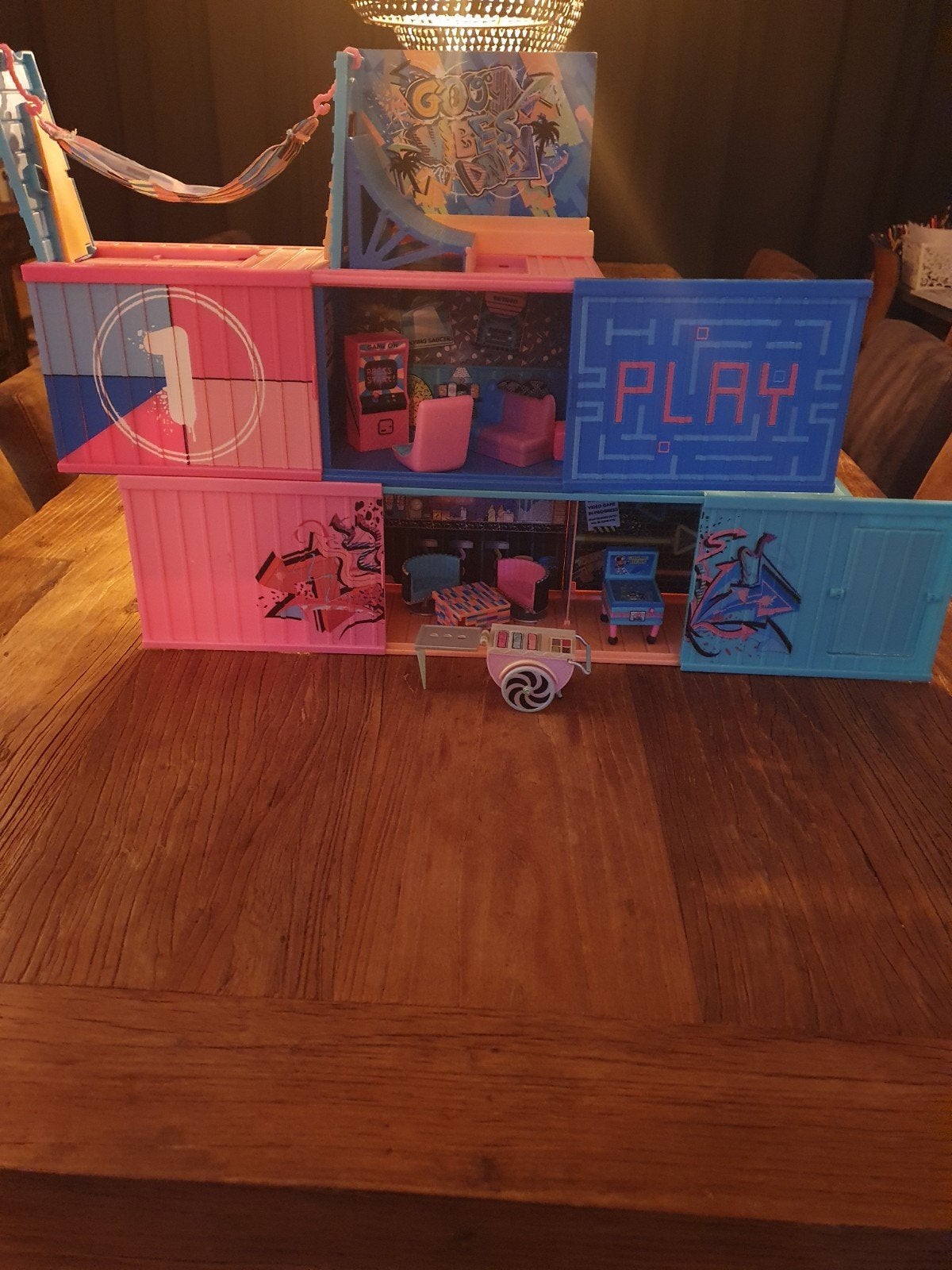 Te koop: LOL suprise poppenhuis compleet, Kinderen en Baby's, Speelgoed | Poppenhuizen, Ophalen of Verzenden, Zo goed als nieuw