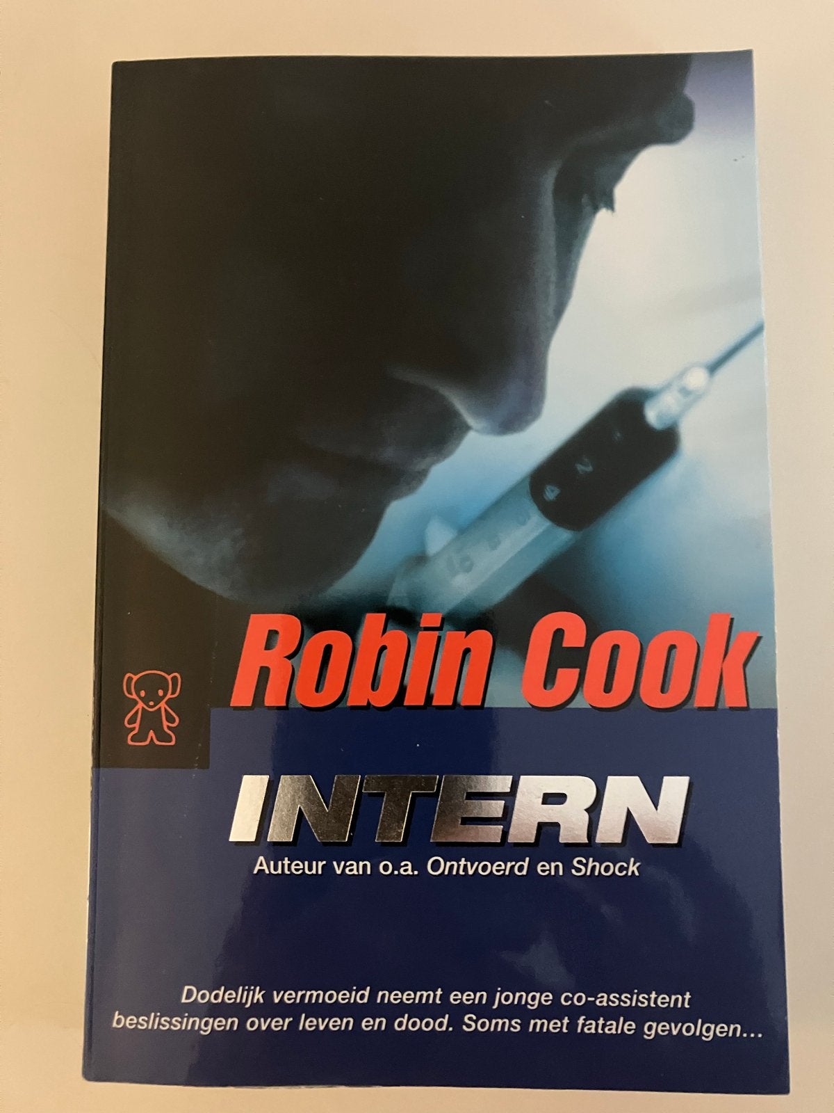 Robin Cook - Intern (Medische thriller), Boeken, Thrillers, Ophalen of Verzenden, Gelezen, Nederland