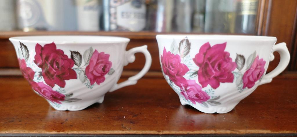 Twee vintage porseleinen theekopjes met rozen, Ophalen of Verzenden