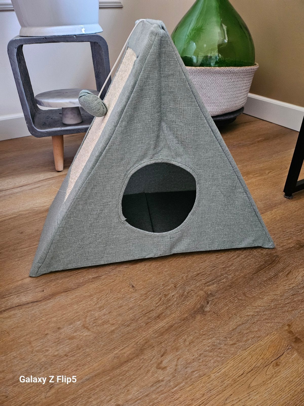 Driehoekig kattenhuis en krabpaal, helemaal nieuw ., Dieren en Toebehoren, Ophalen of Verzenden