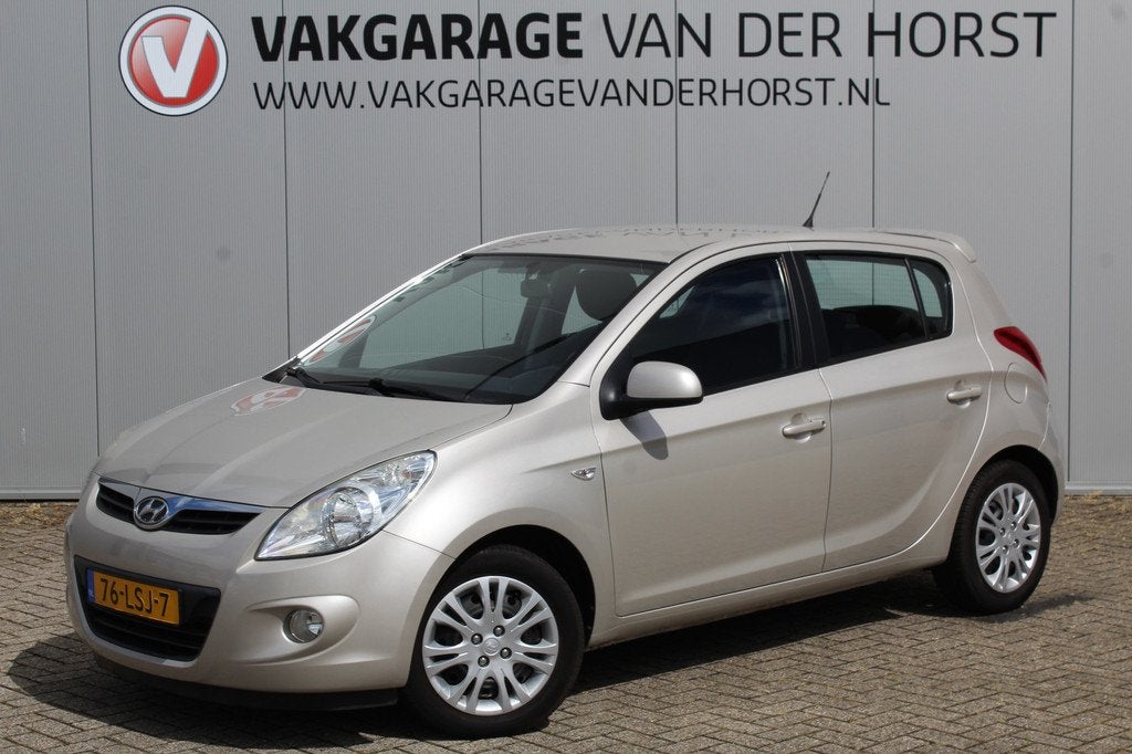 Hyundai i20 1.4i-101pk DynamicVersion. Voor de snelle beslis, Auto's, Hyundai, Bedrijf, Te koop, i20, ABS, Airbags, Airconditioning