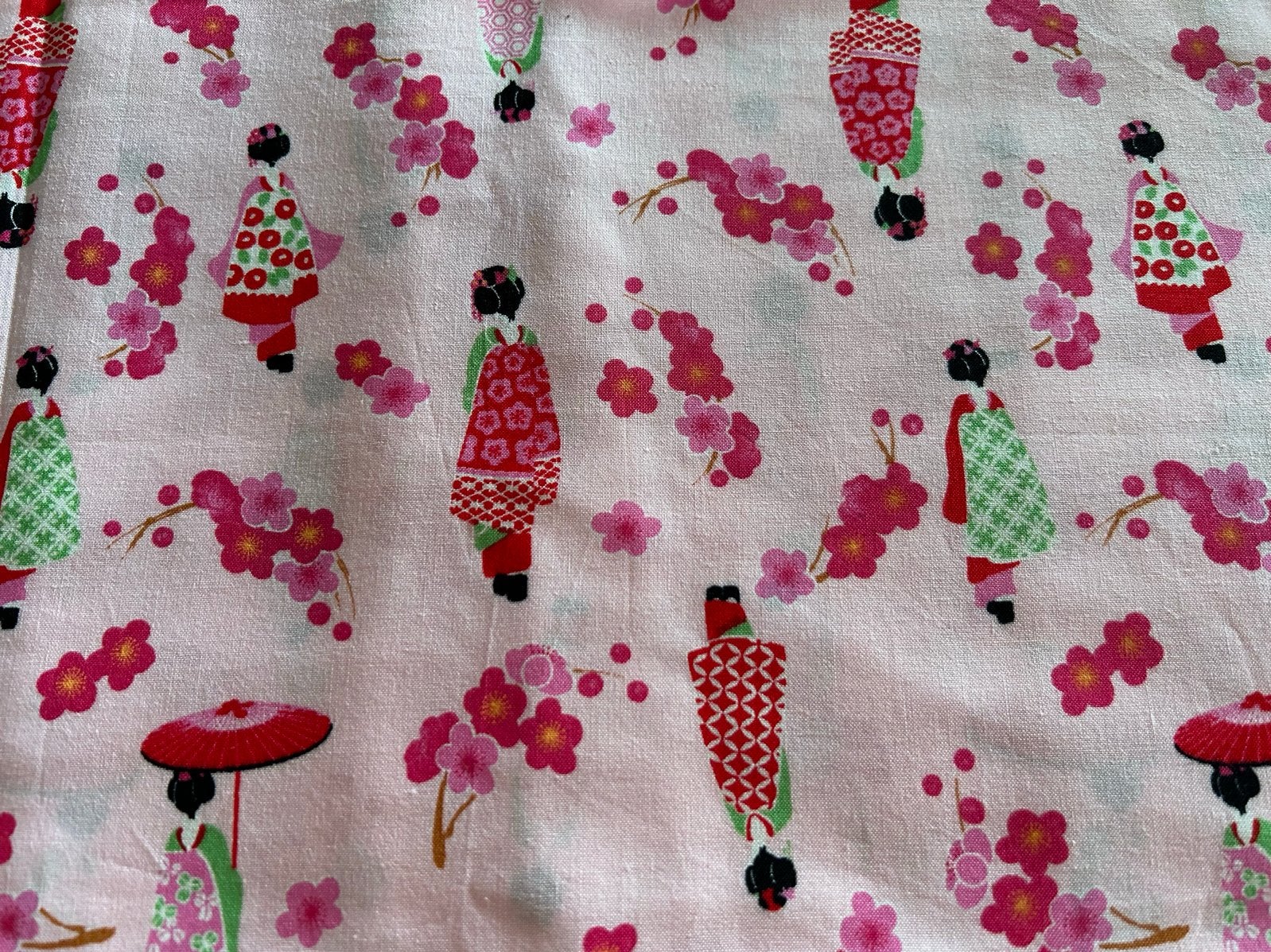Mooi lapje rode katoen met geisha en bloesem, Hobby en Vrije tijd, Stoffen en Lappen, Nieuw, Ophalen of Verzenden, 30 tot 120 cm