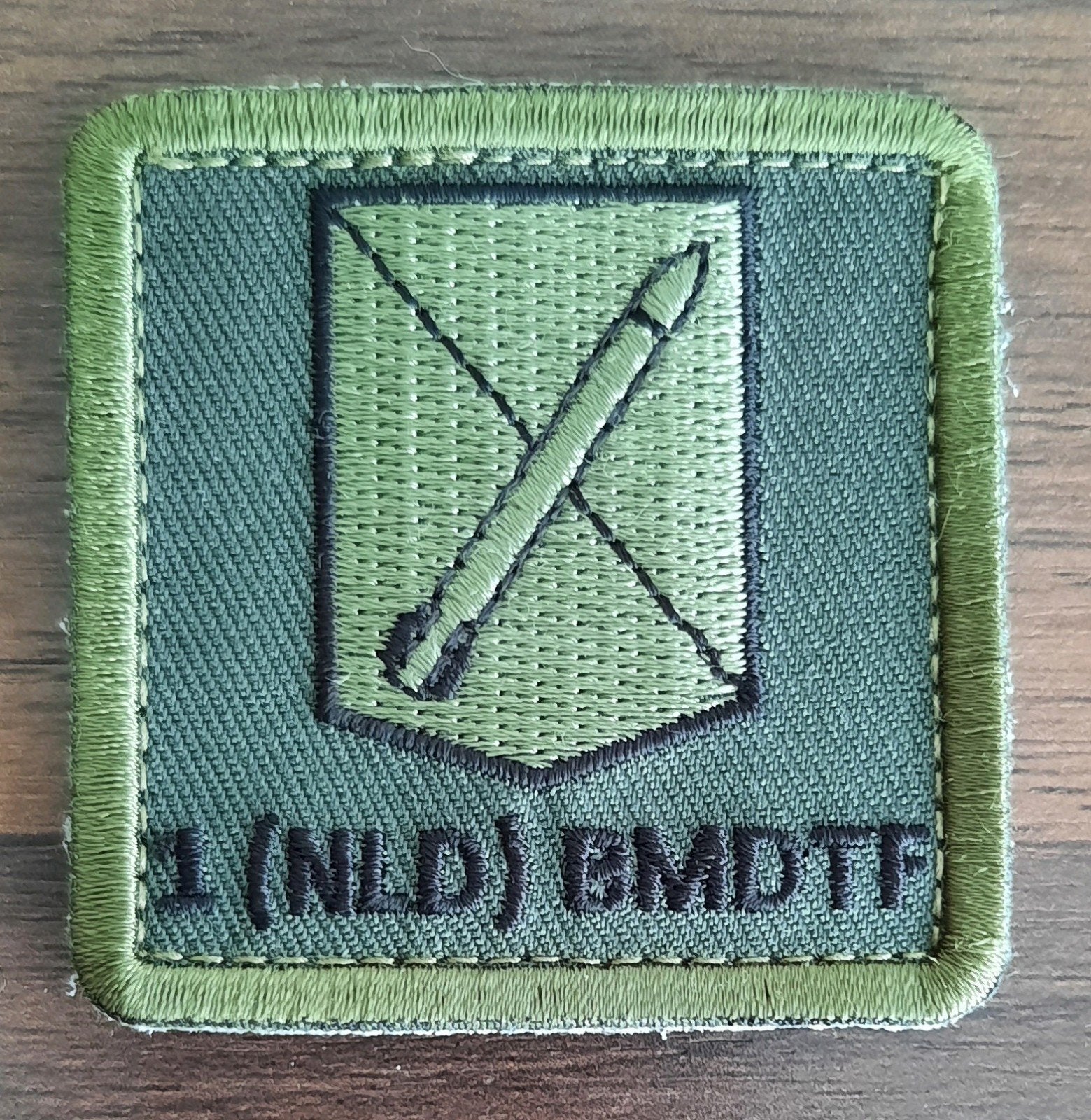 Borstembleem 1 (NLD) BMDTF, Verzamelen, Verzenden, Landmacht, Nederland, Embleem of Badge