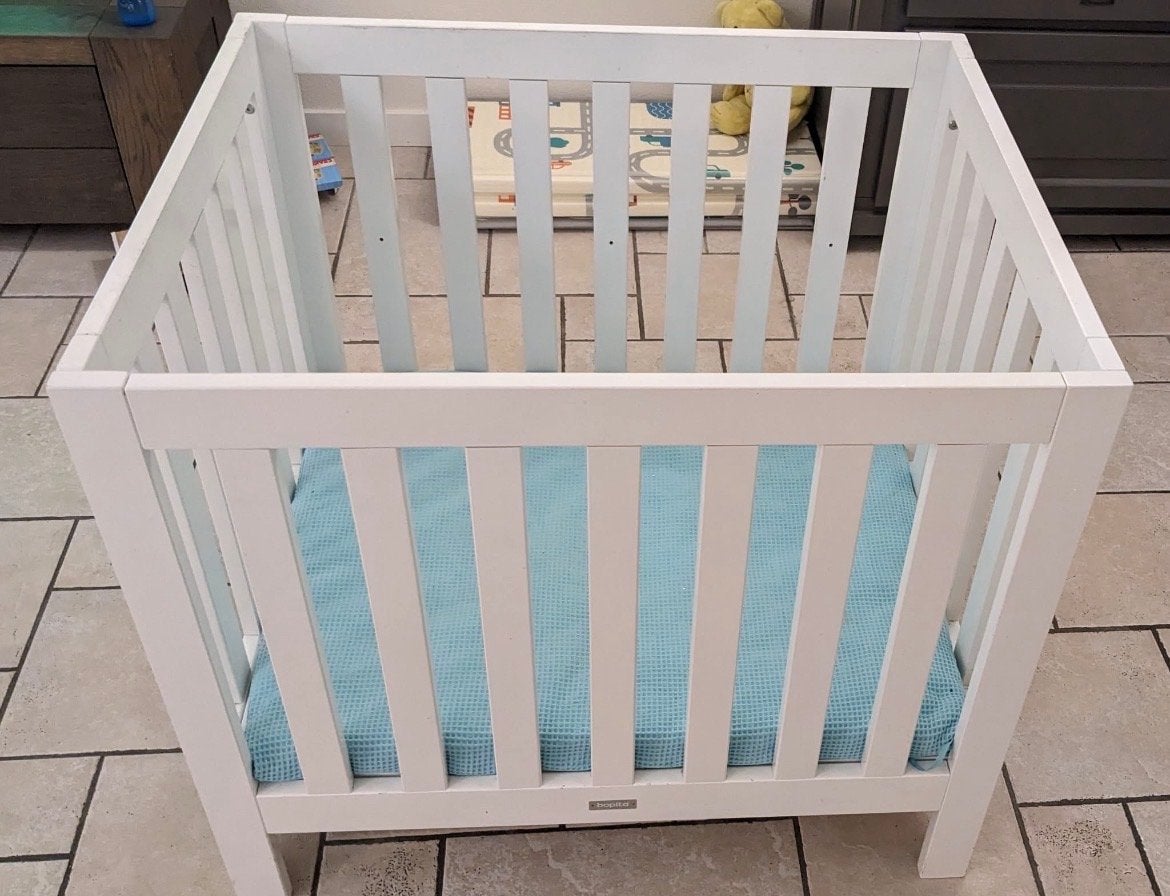 Witte box met in hoogte verstelbare bodem, Kinderen en Baby's, Ophalen, Gebruikt, Vierkant, In hoogte verstelbaar