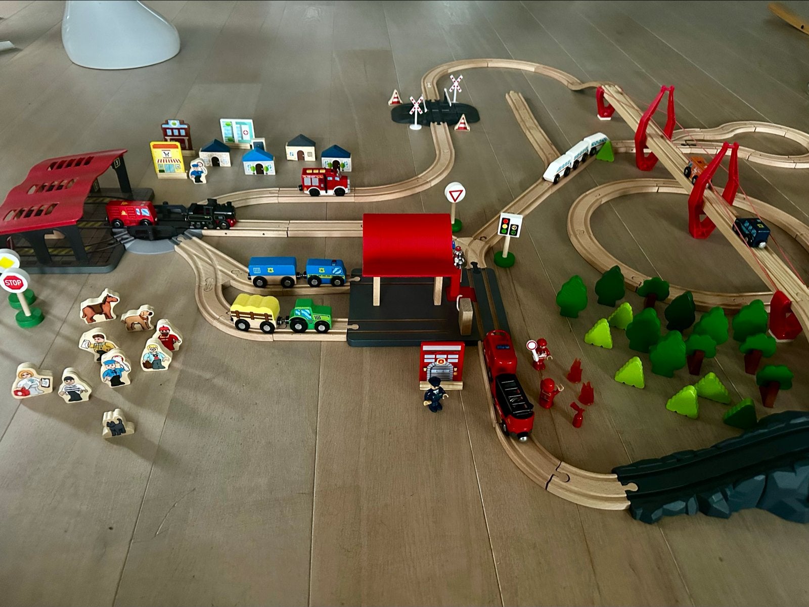 Grote houten TREINBAAN met veel accessoires. Trein brandweer, Ophalen, Zo goed als nieuw, Overige typen