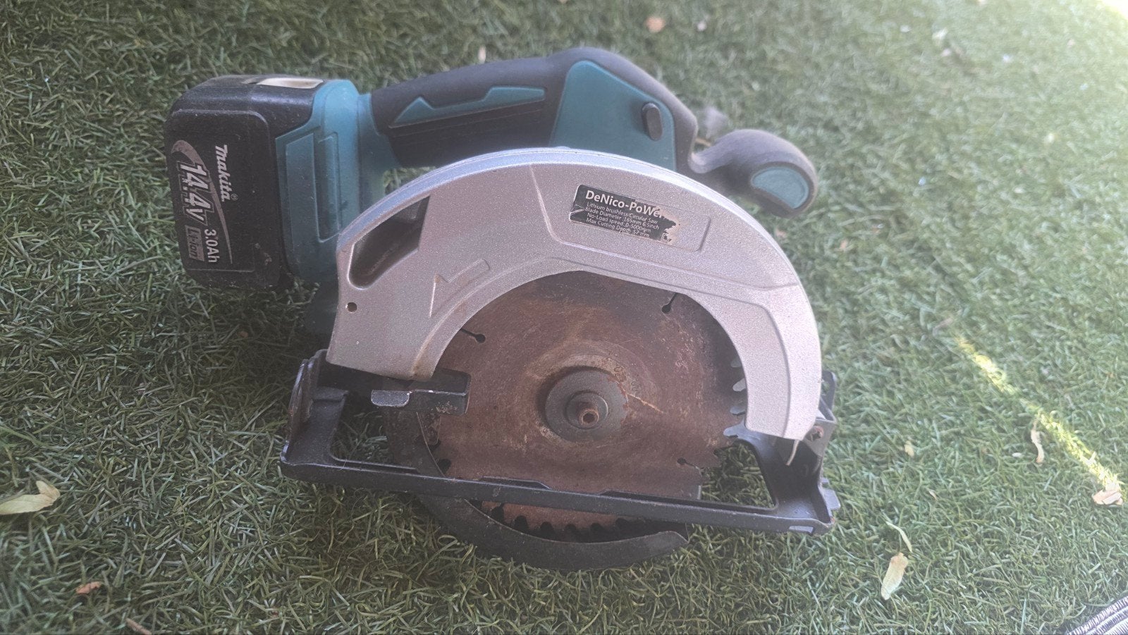 Cirkelzaag met Makita 14.4V 3.0Ah accu (geen echte Makita), Gebruikt, Cirkelzaag, Onbekend (accu: Makita), Ophalen of Verzenden