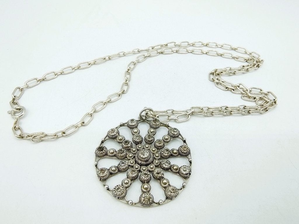 Ketting met Zeeuwse zilveren knop hanger ingelegd steentjes