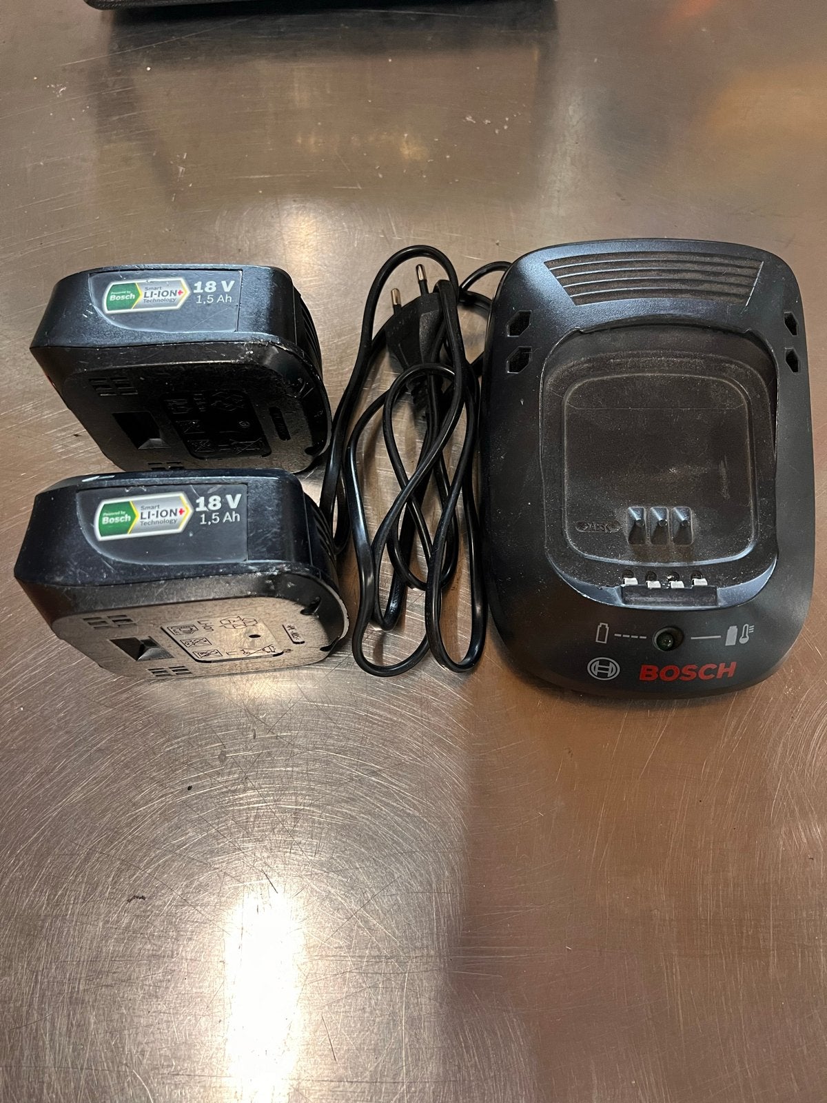 Bosch Lader met 2x 18V 1.5Ah Accu's, Ophalen of Verzenden, Gebruikt, Minder dan 400 watt, Overige typen