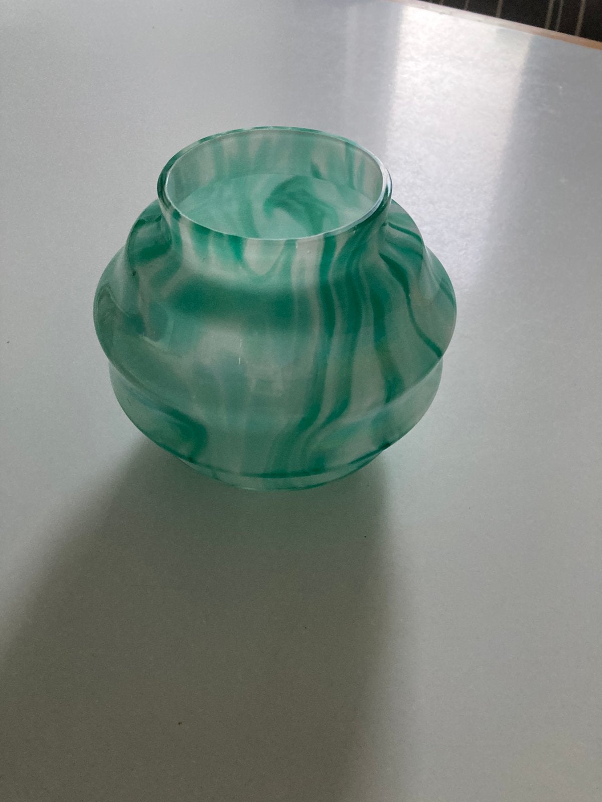 Vaasje van groen-wit glanzend helder glas gevlamd met ribbel, Gebruikt, Met patroon/structuur, Ophalen of Verzenden, Glas