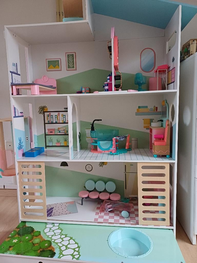 Poppenhuis en poppen, Ophalen, Zo goed als nieuw, Poppenhuis