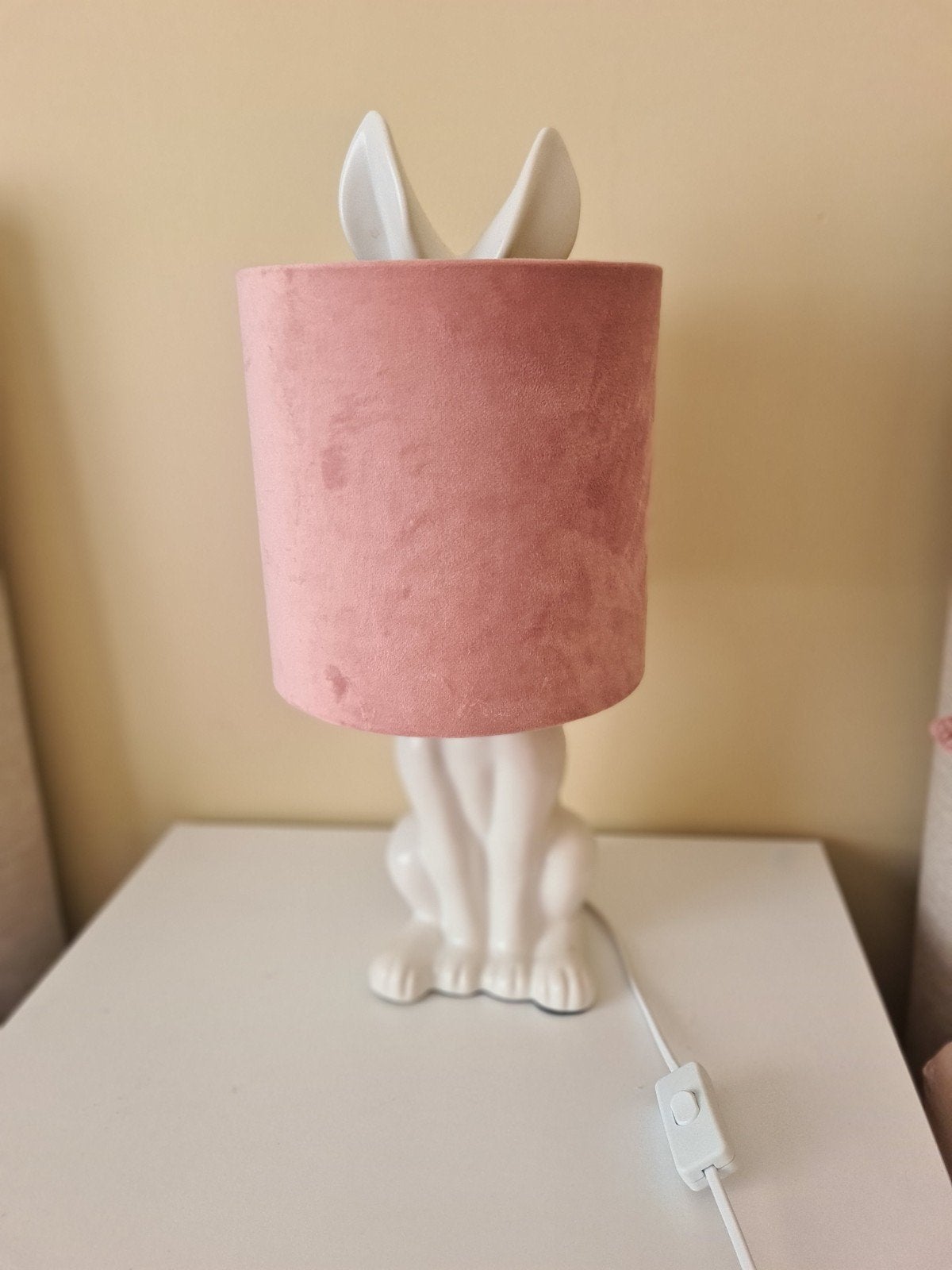 Schattige konijnenlamp met roze fluwelen kap, 50 tot 75 cm, Ophalen of Verzenden, Zo goed als nieuw, Kinderlijk, Speels, Modern