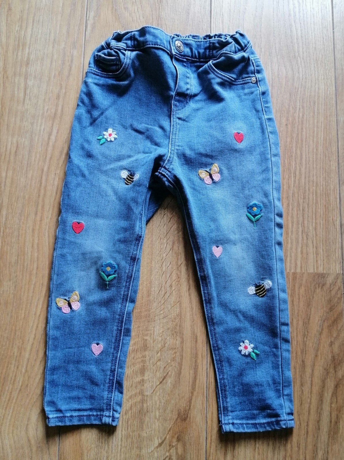 Leuke spijkerbroek maat 98 met borduursels, Broek, Gebruikt, Meisje, Ophalen of Verzenden