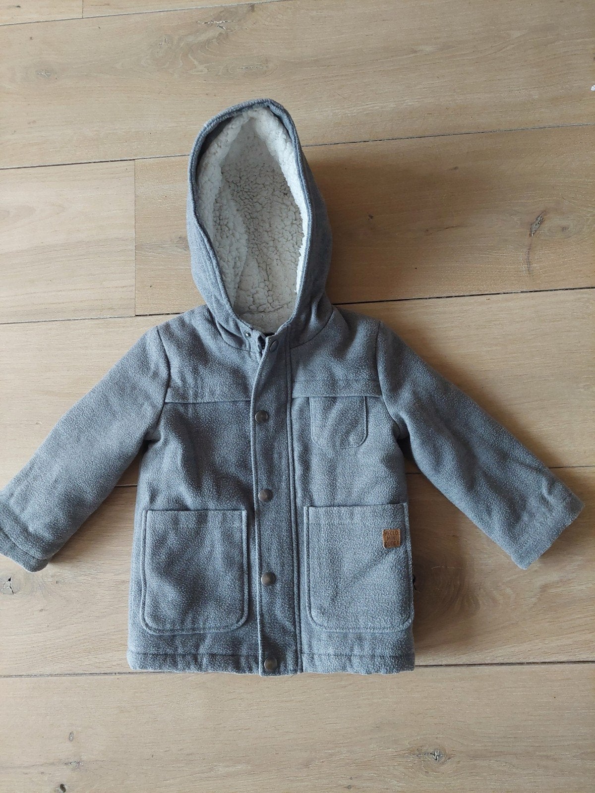 Kiabi jasje grijs met capuchon en teddy voering. Maat 86, Kiabi, Ophalen of Verzenden, Zo goed als nieuw, Jasje
