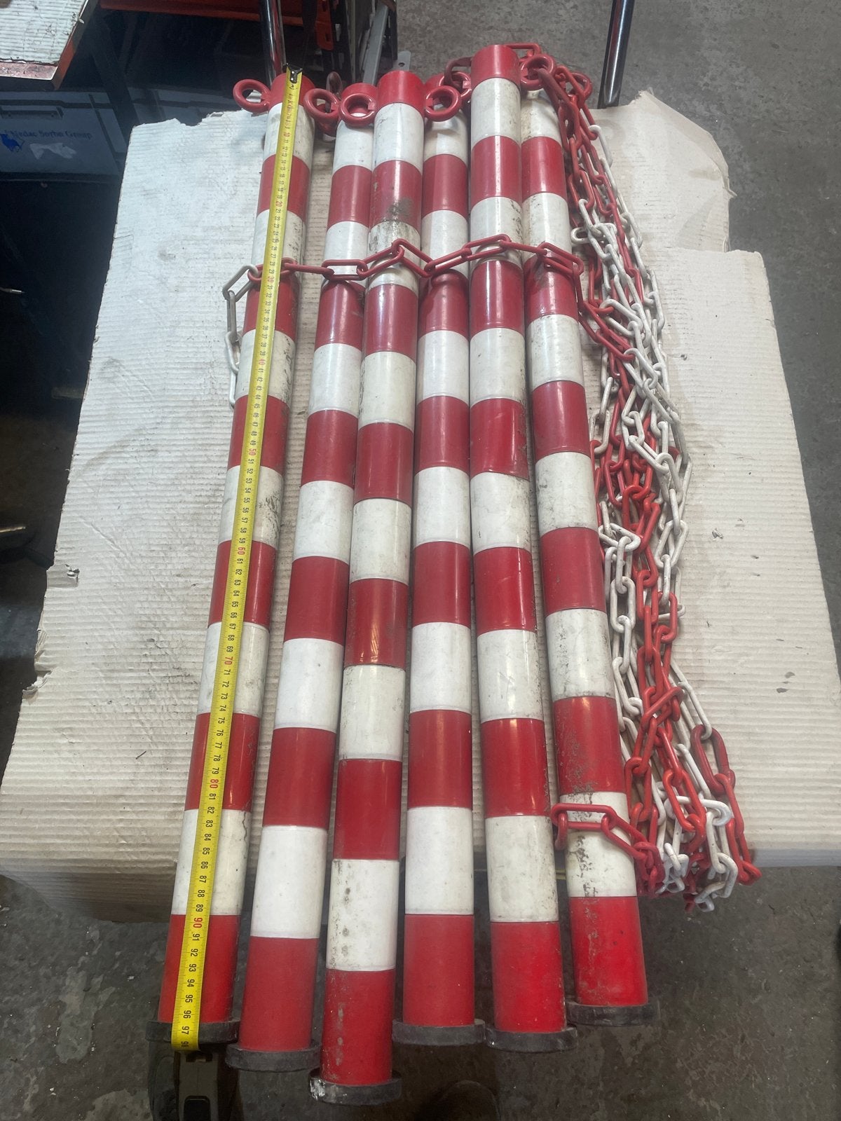 6 kunststof veiligheidspalen met plastic ketting, Ophalen, Gebruikt