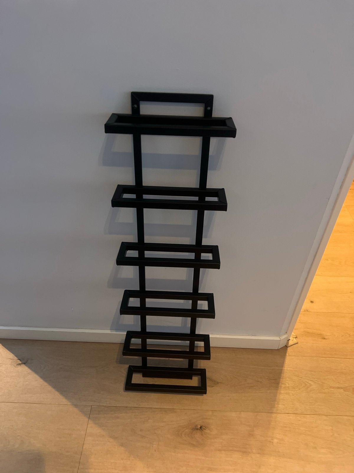 Zwart stalen wijnrek voor aan de muur - Goede kwaliteit, Ophalen, 50 – 75, 5 tot 15 flessen, Zo goed als nieuw