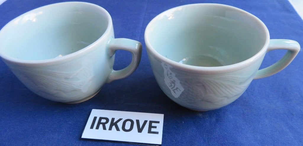 CELADON KLEUR * TWEE KOPJES * Met Vis Afbeelding *, Verzenden, Zo goed als nieuw, Overige stijlen, Kop(pen) en/of Schotel(s)