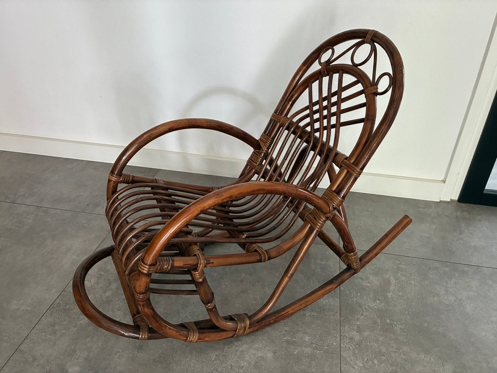 Vintage rotan schommelstoel kinderstoel, Ophalen, Gebruikt, Stoel(en)