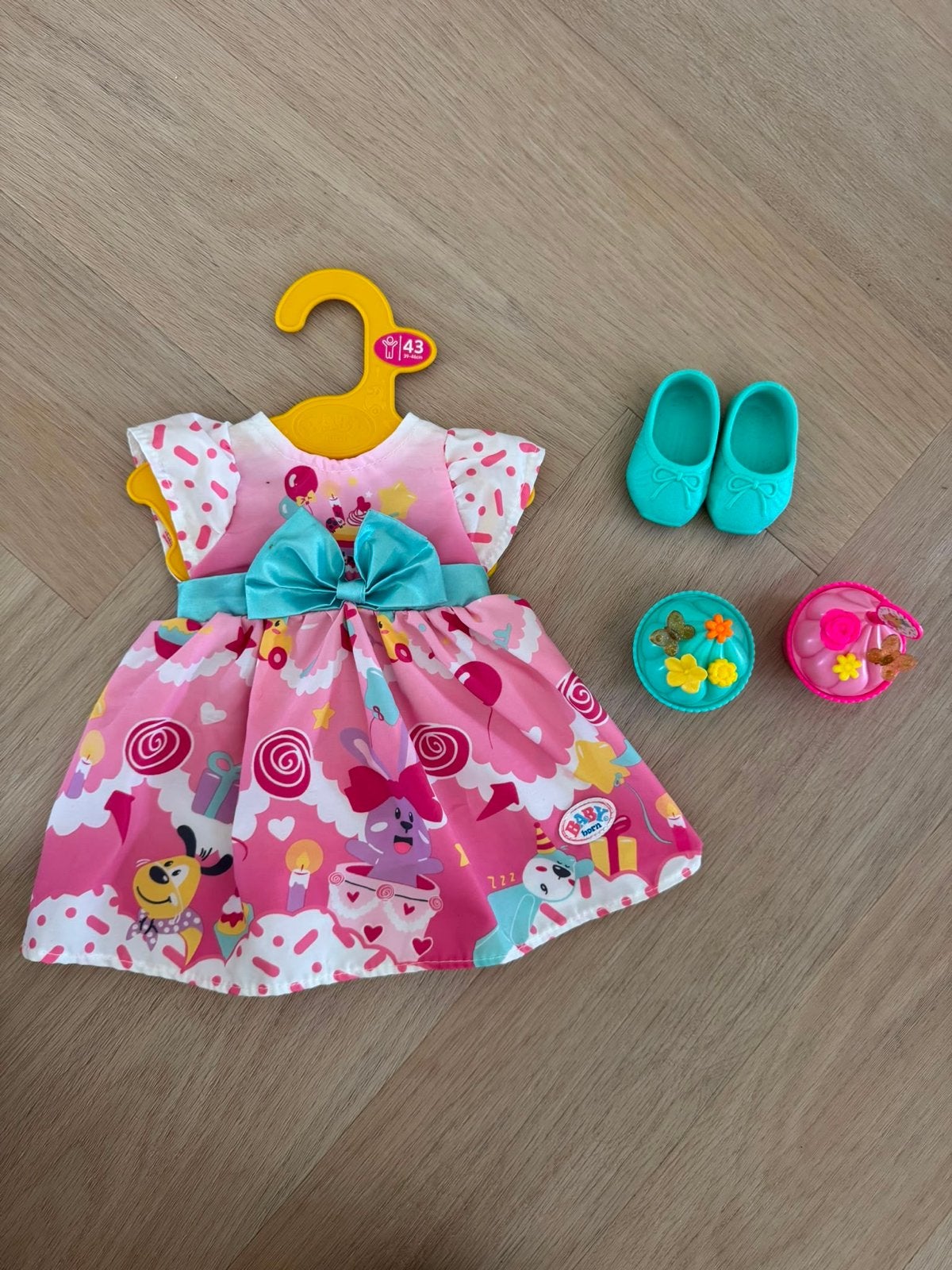 Baby Born verjaardagsset, Kinderen en Baby's, Speelgoed | Poppen, Ophalen of Verzenden, Zo goed als nieuw, Babypop