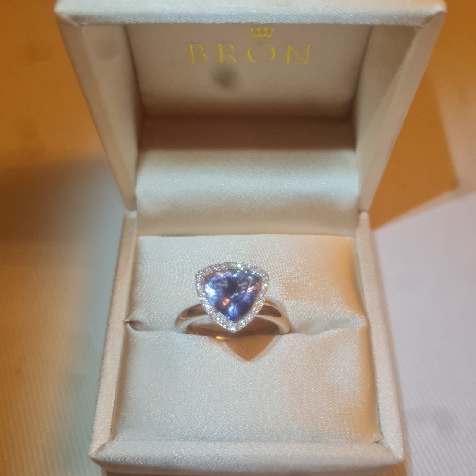 Bron ring met ioliet en diamanten, Ophalen of Verzenden, Zo goed als nieuw, 17 tot 18, Met edelsteen