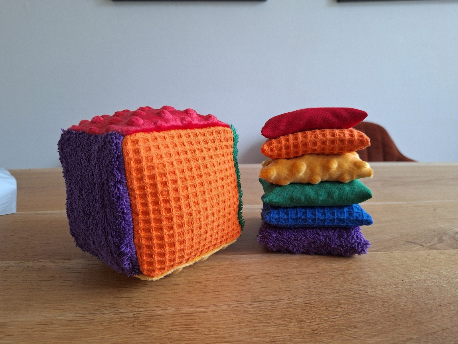 Sensorische speelkubus met rammelaar - regenboog, Kinderen en Baby's, Speelgoed | Educatief en Creatief, Ophalen of Verzenden