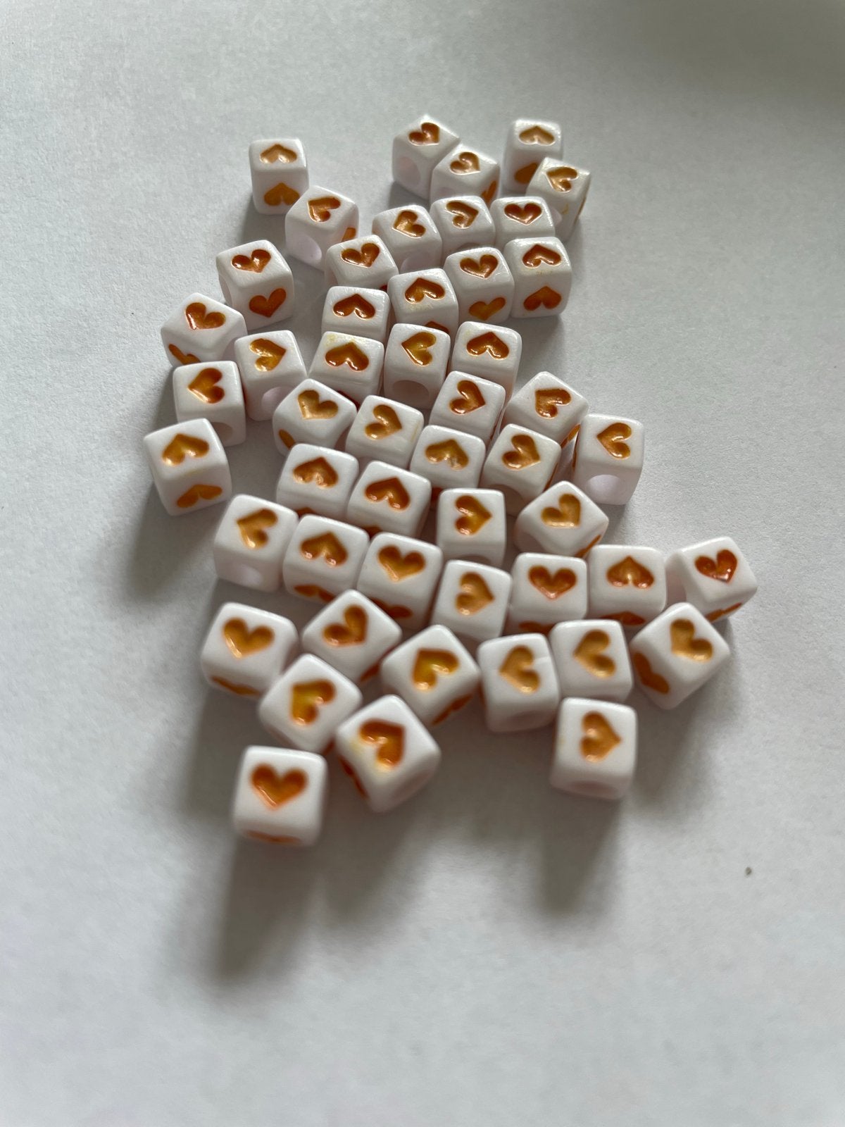 Witte vierkante kralen met oranje hartjes, Hobby en Vrije tijd, Kralen en Sieraden maken, Ophalen of Verzenden, Nieuw, Kraal