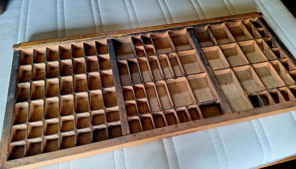 Antieke letterbak met koperen kruisverbindingen, Antiek en Kunst, Ophalen