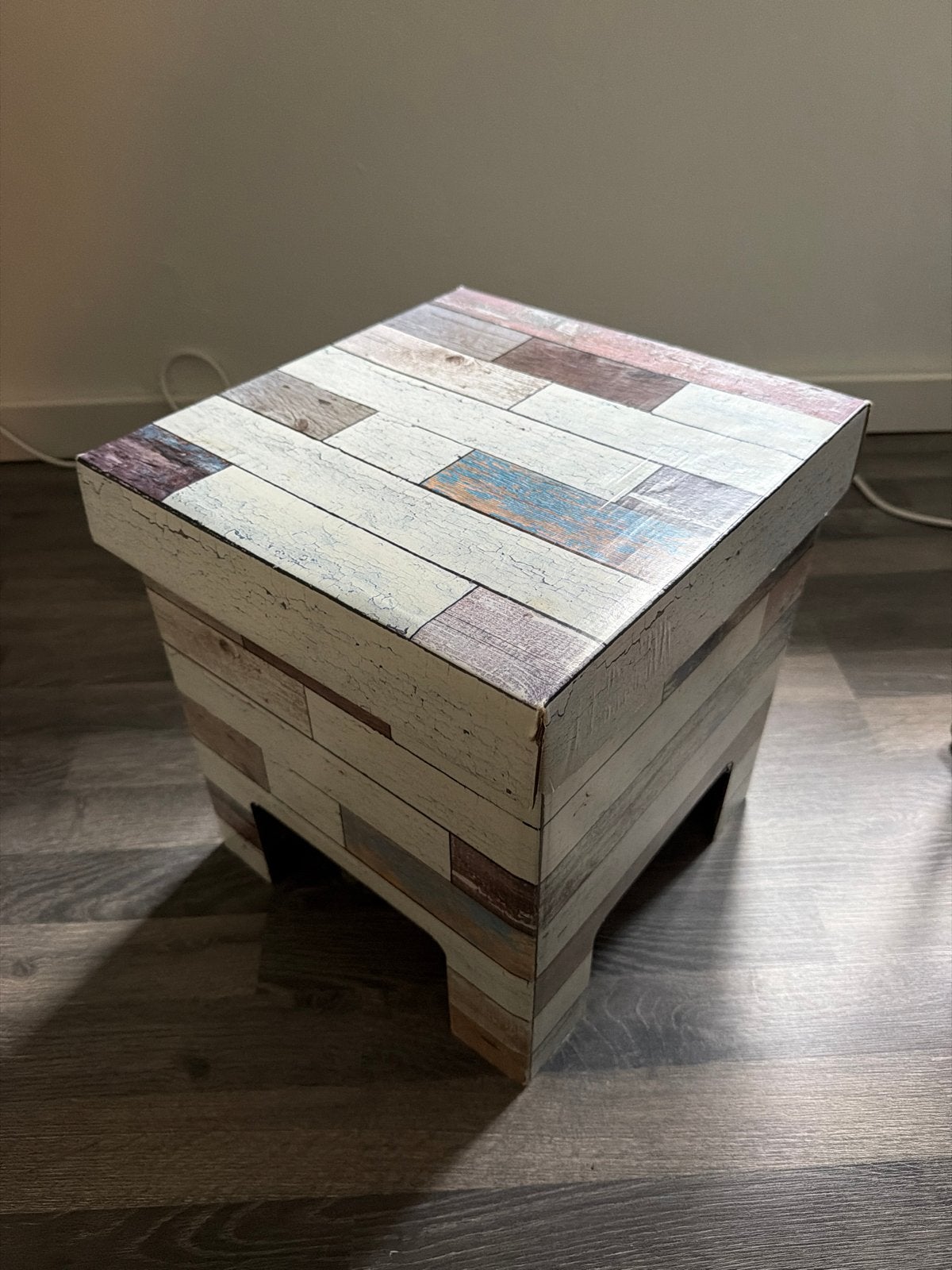 Decoratieve stevige kruk/bijzettafel met houtlook, Ophalen, Gebruikt, Overige materialen