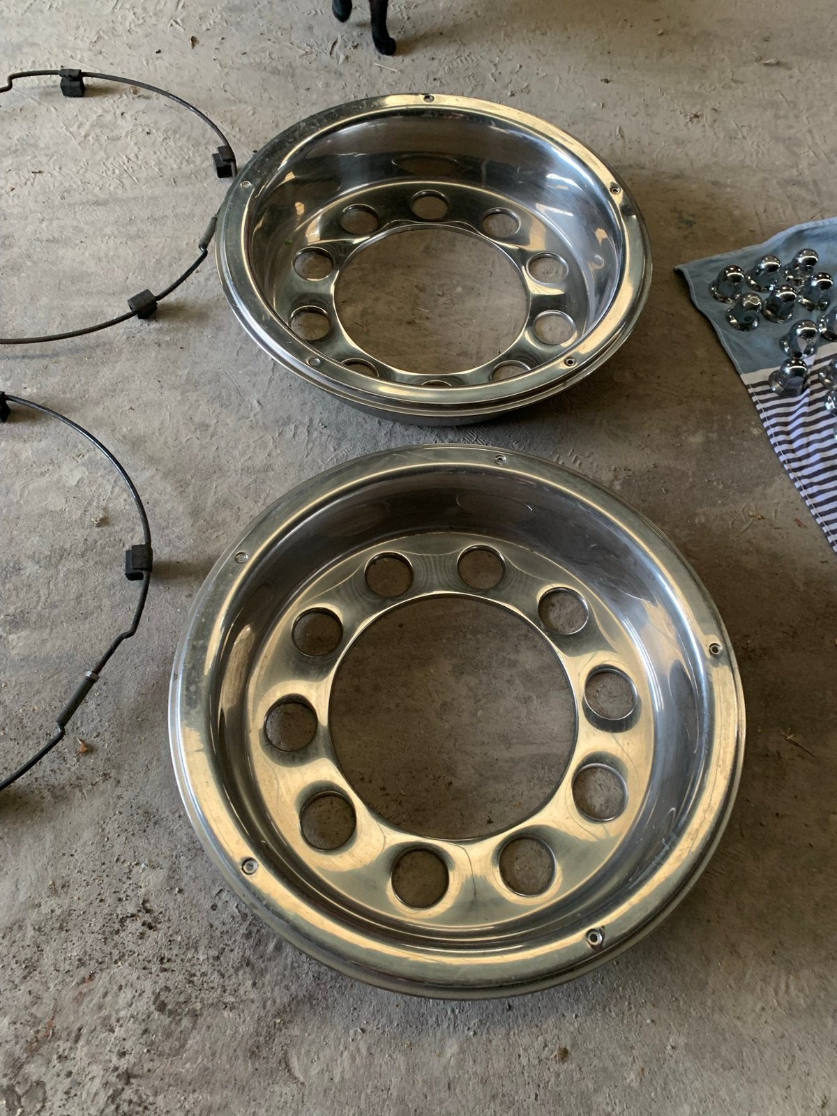 Set van 2 velgen met wieldoppen en moeren 22,5 inch, Ophalen of Verzenden, Gebruikt