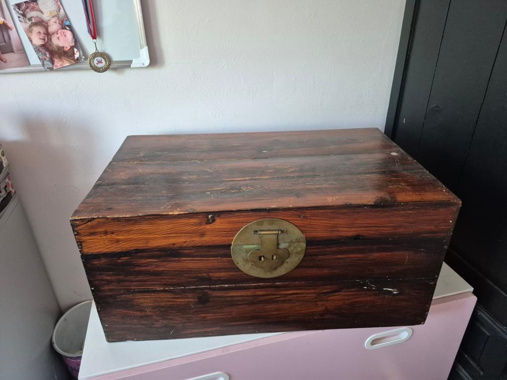 Antieke Houten Kist met Messing Sluiting en Handvatten, Minder dan 50 cm, Gebruikt, 50 tot 100 cm, Ophalen of Verzenden