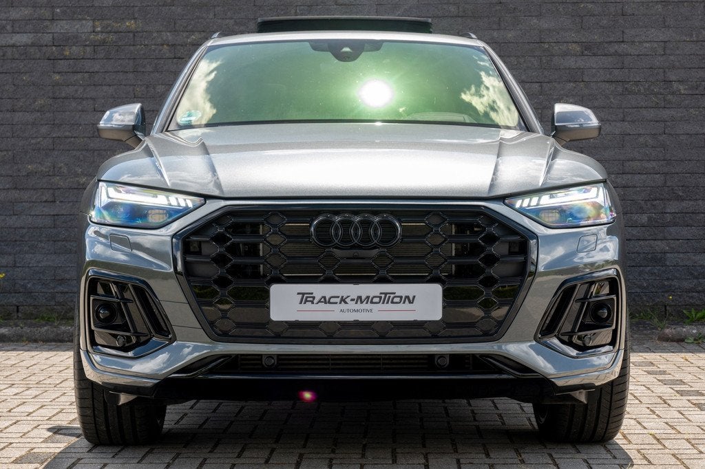 Audi Q5 50 TFSI e S edition Competition pano GREY & BLACK, Auto's, Audi, Automaat, Gebruikt, 4 cilinders, Leder en Stof